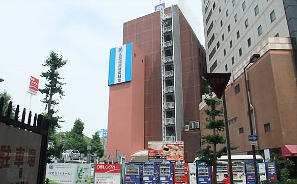 リクルート新大阪ビルの側面