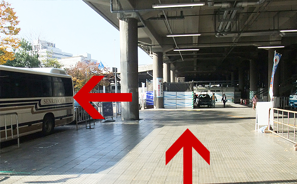 大阪駅を背にして右側